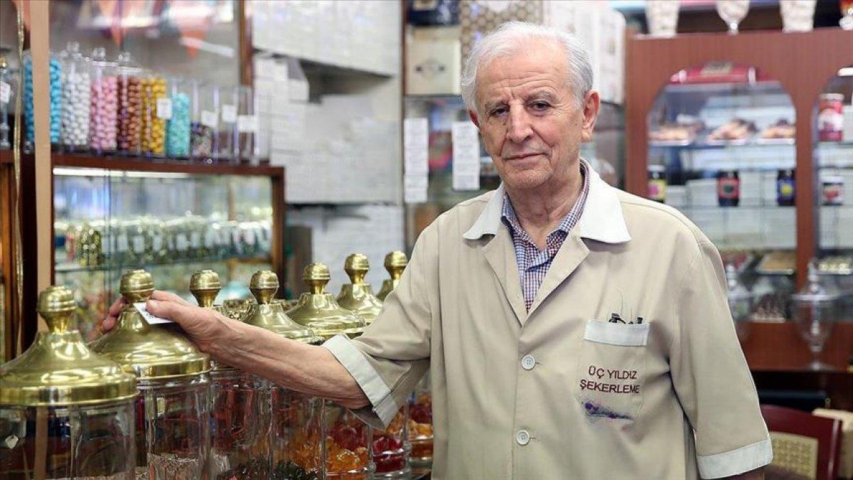 Beyoğlu'nun 2 asırlık şekerci dükkanını işletiyor
