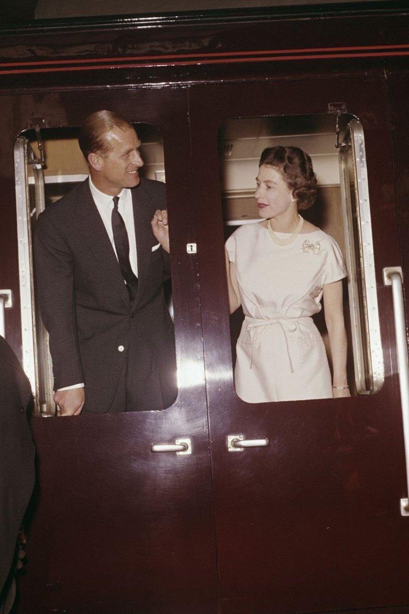 İngiltere Kraliçesi 2. Elizabeth'in evliliğinin 73. yılı, karantinada geçti