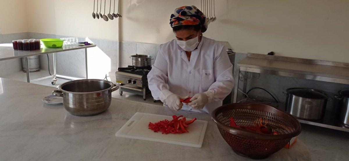 Hatay'da kadınlar acı biberden reçel üretiyor