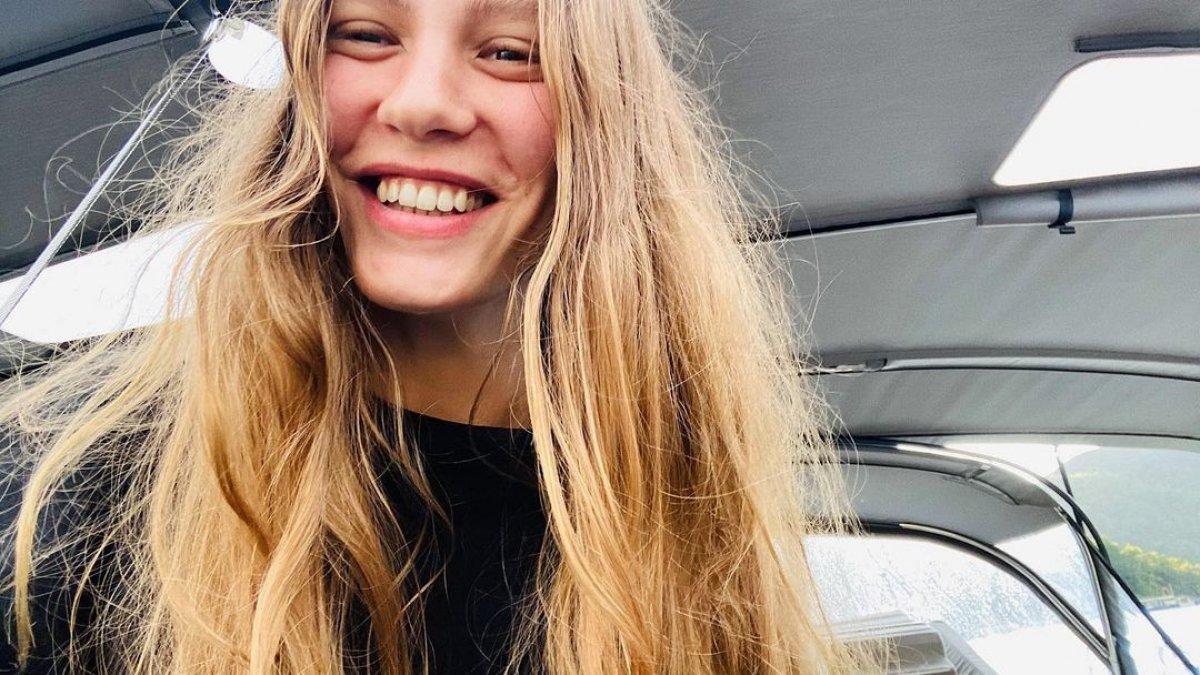 Serenay Sarıkaya makyajsız pozlarını paylaştı