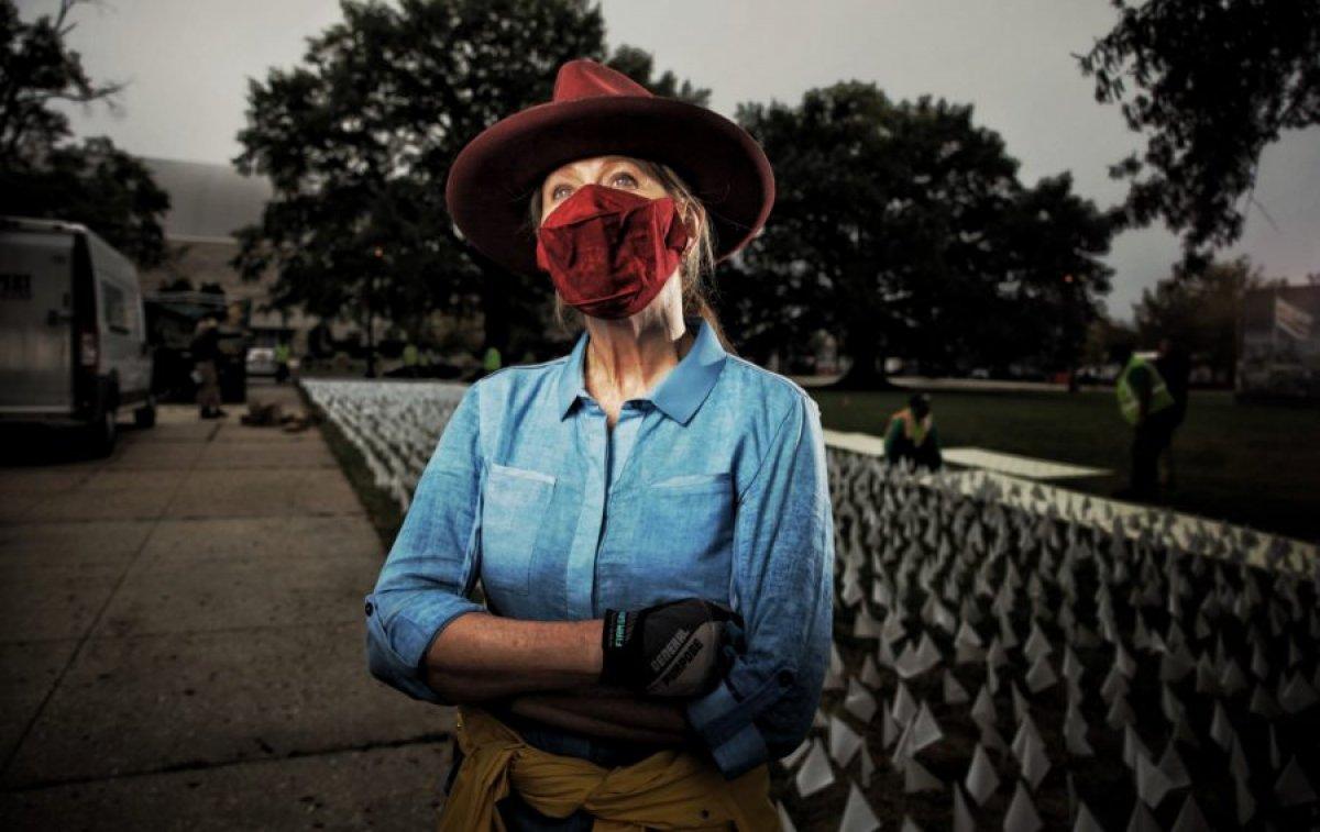 ABD'de koronavirüsten ölenler için beyaz bayraklar dikildi