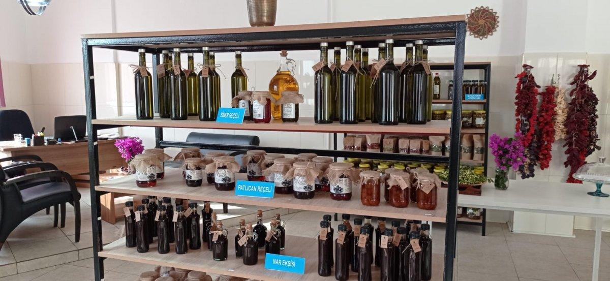 Hatay'da kadınlar acı biberden reçel üretiyor