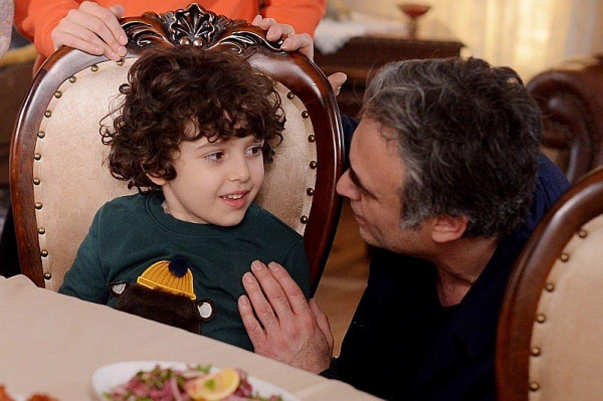 Kutsi, rol aldığı dizideki çocuk oyuncunun annesi ile aşk yaşamaya başladı