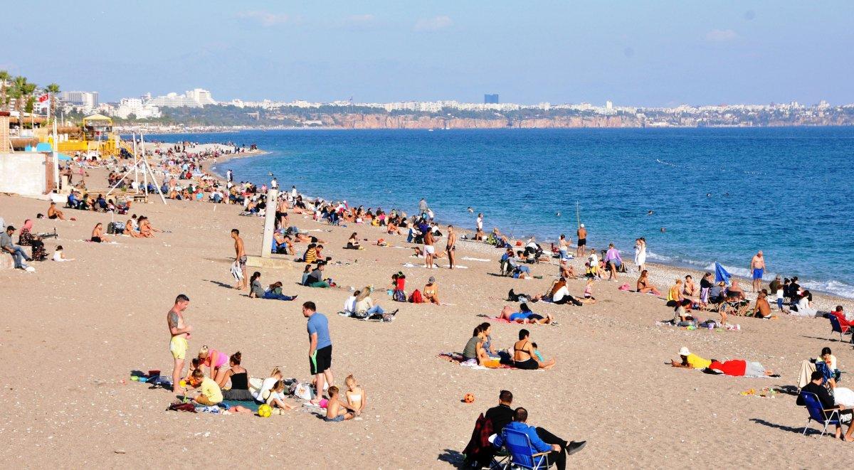 Konyaaltı Sahili kısıtlamanın ardından doldu, taştı