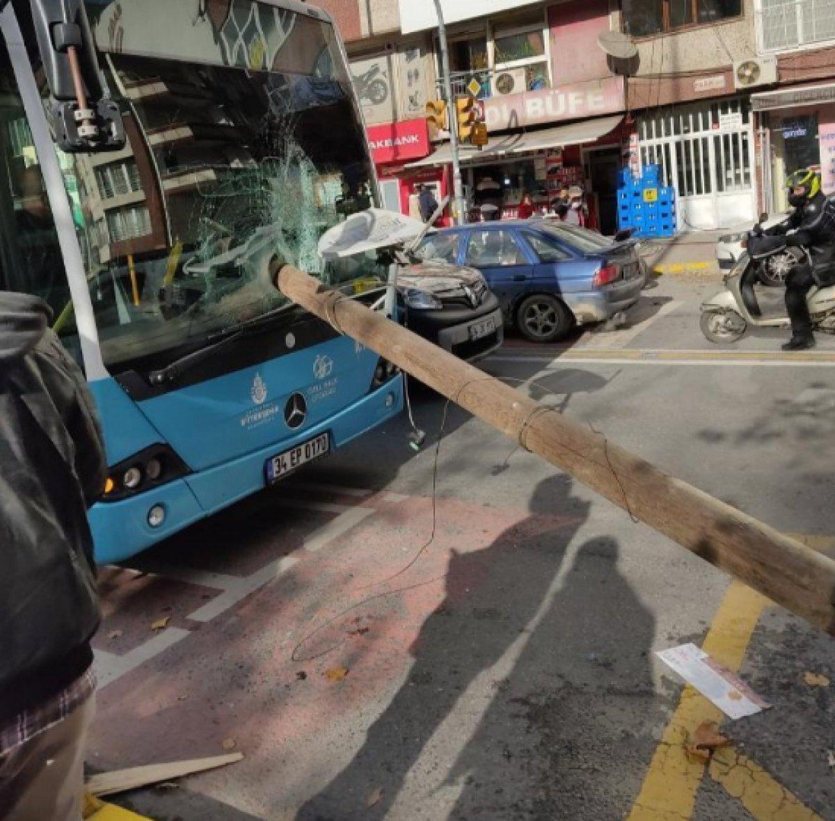 Gaziosmanpaşa'da otobüsün camından direk girdi