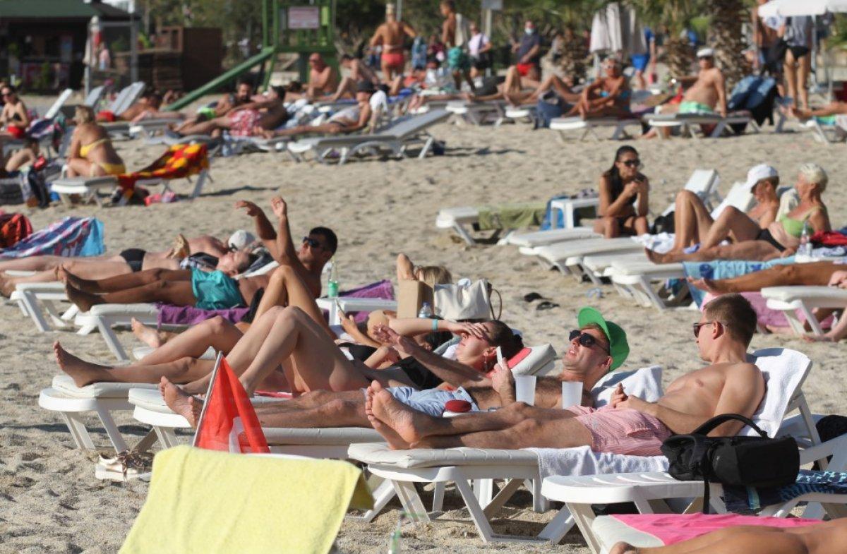 Konyaaltı Sahili kısıtlamanın ardından doldu, taştı