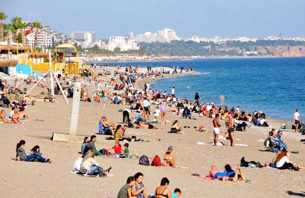 Konyaaltı Sahili kısıtlamanın ardından doldu, taştı