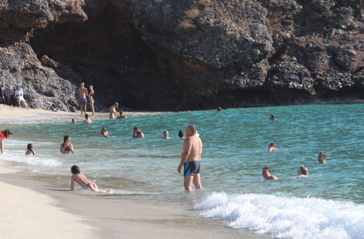 Konyaaltı Sahili kısıtlamanın ardından doldu, taştı