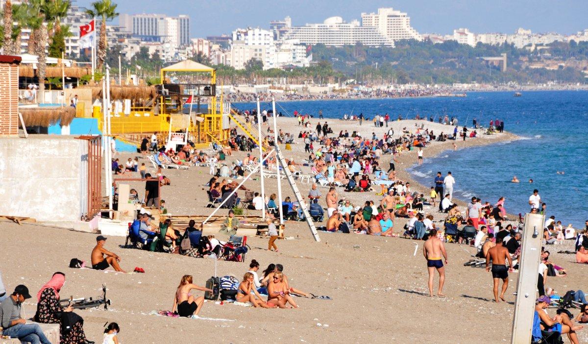 Konyaaltı Sahili kısıtlamanın ardından doldu, taştı