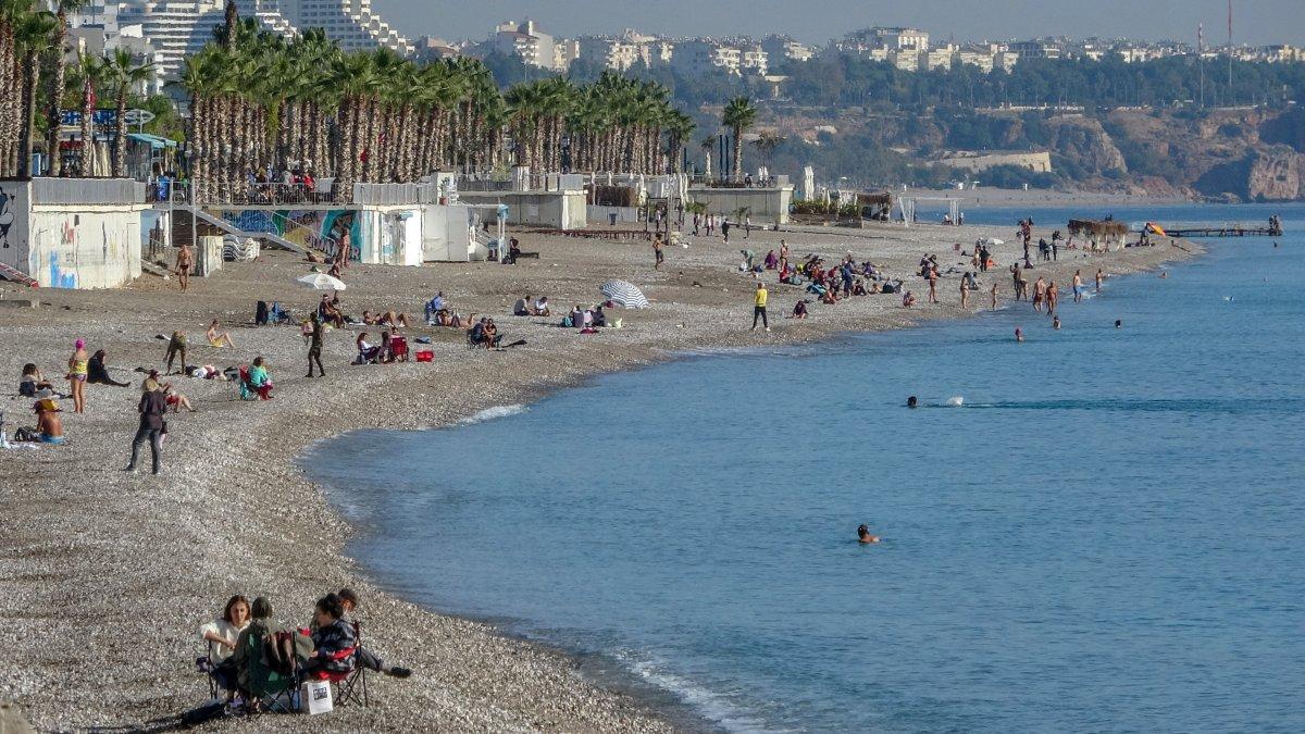 Konyaaltı Sahili kısıtlamanın ardından doldu, taştı