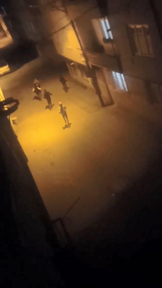 Bursa'da kısıtlamaya uymayan gençler polisten böyle kaçtı