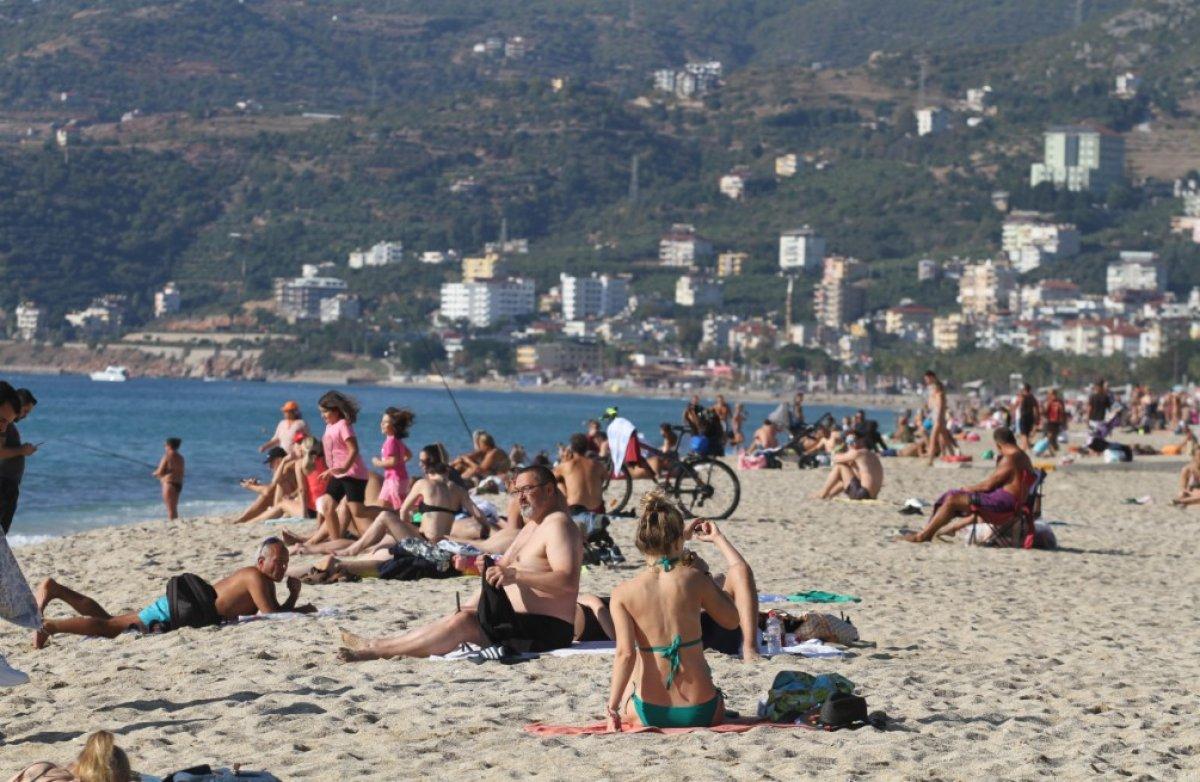 Konyaaltı Sahili kısıtlamanın ardından doldu, taştı