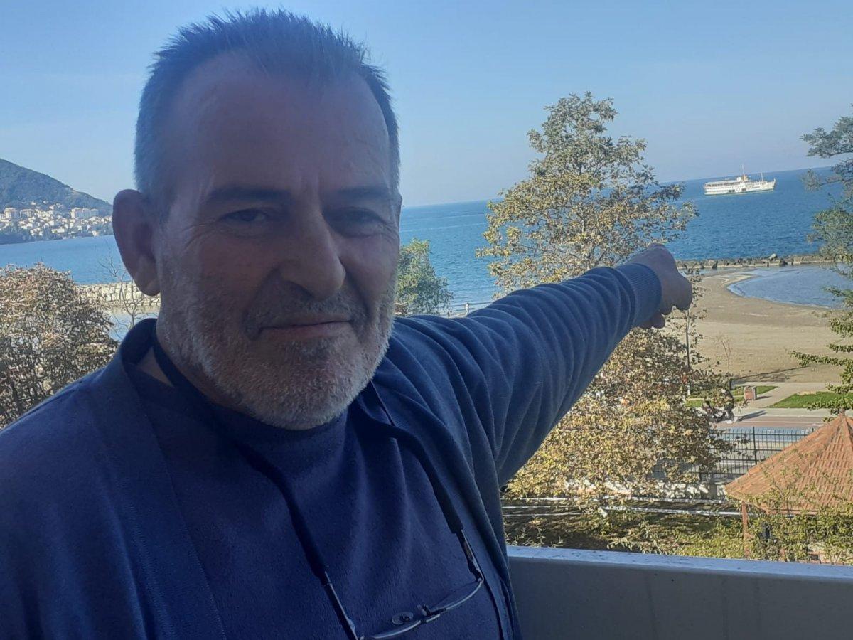 Ordu'da emekli kaptan Ahmet Bebek, kaptanlığını yaptığı gemiyi her seferinde selamlıyor