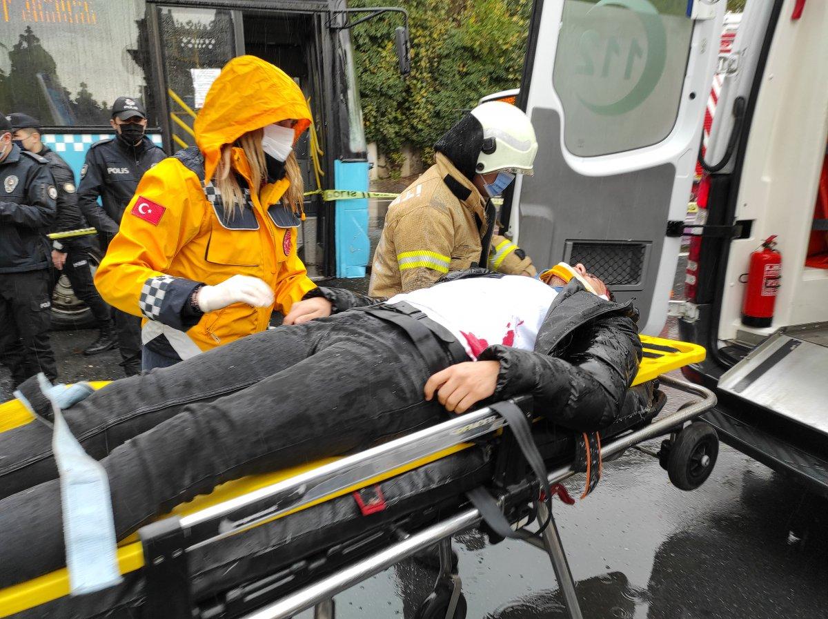 Beşiktaş'ta otomobil ile otobüs çarpıştı