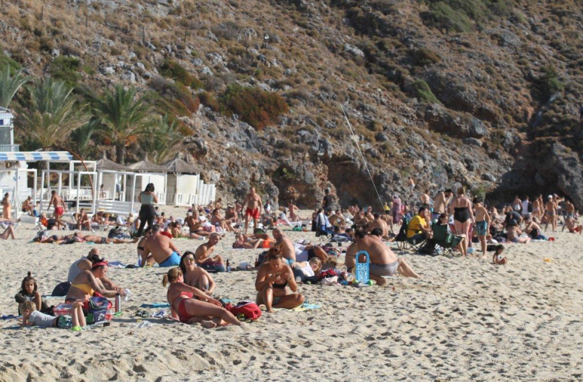 Konyaaltı Sahili kısıtlamanın ardından doldu, taştı