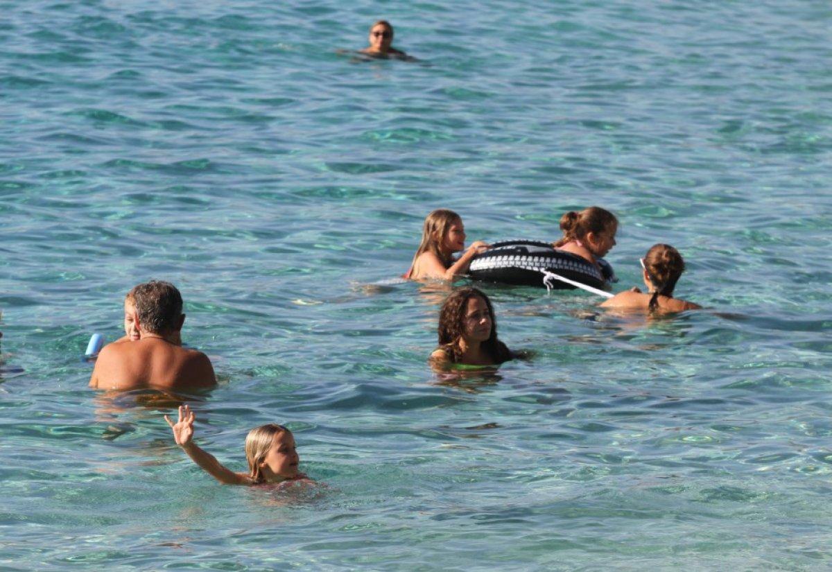 Konyaaltı Sahili kısıtlamanın ardından doldu, taştı