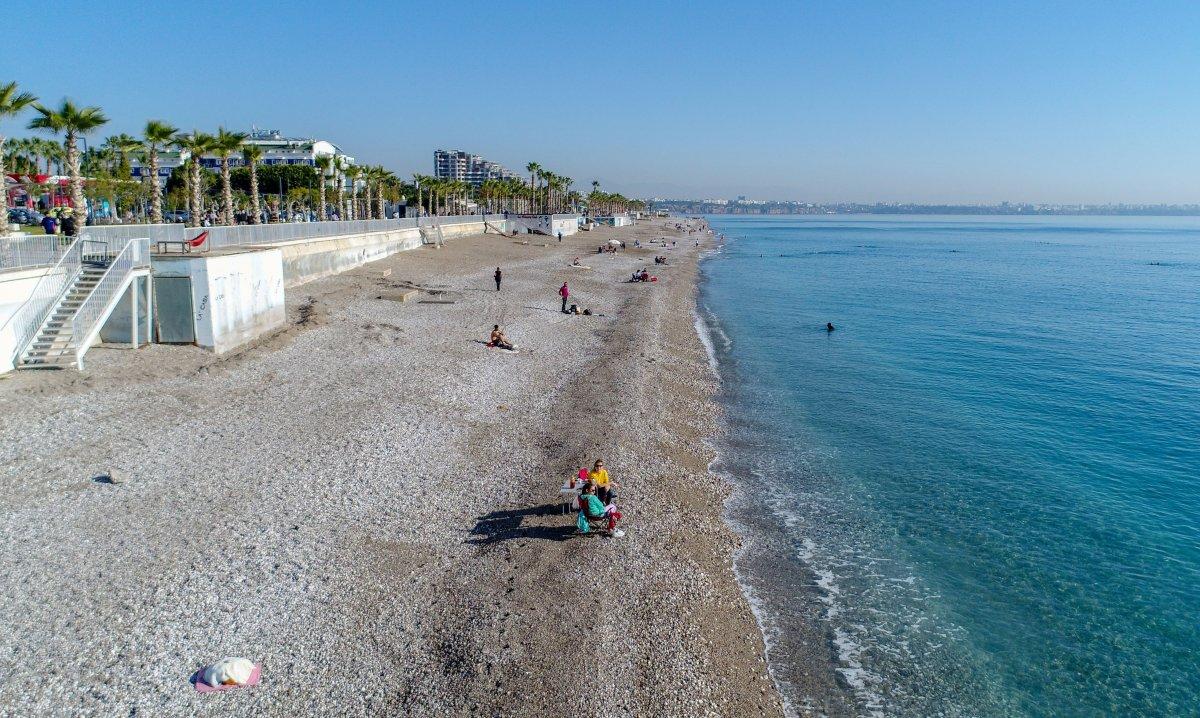 Konyaaltı Sahili kısıtlamanın ardından doldu, taştı