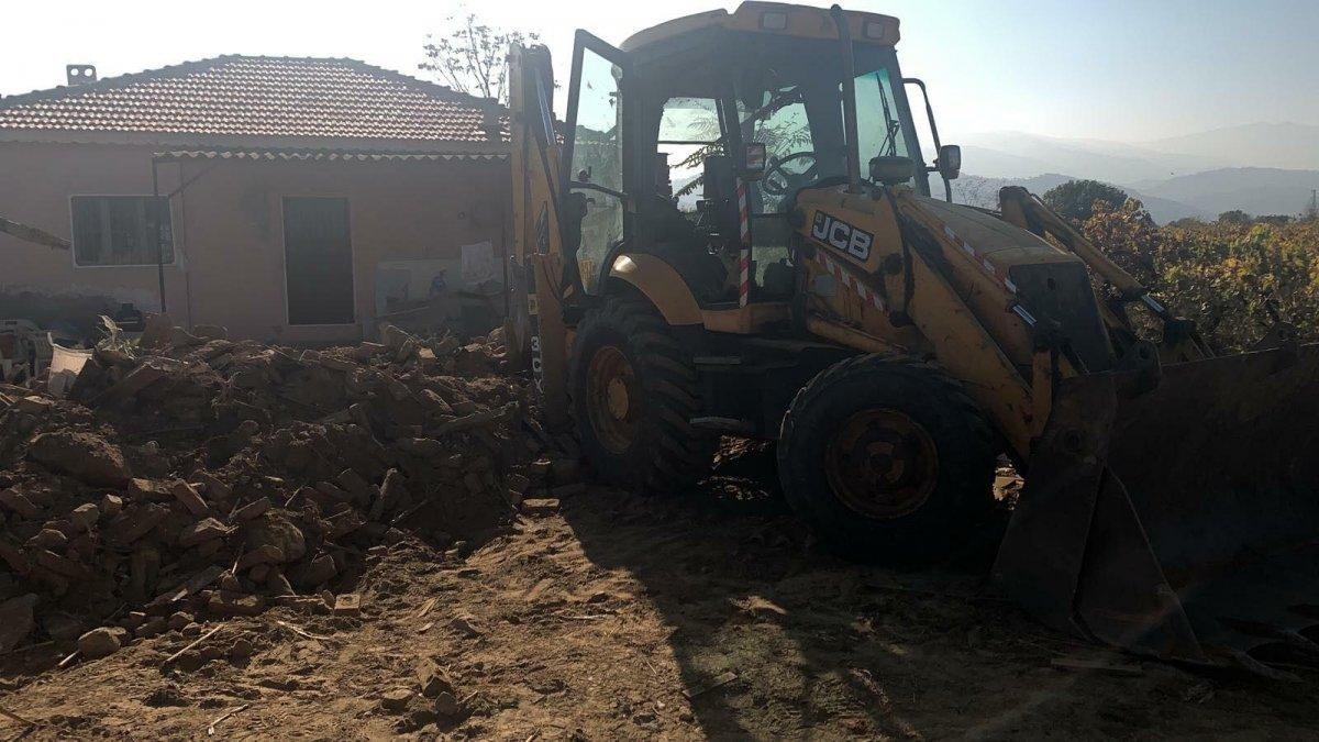 Manisa'da odun toplamak isterken kepçenin altında kalıp, öldü