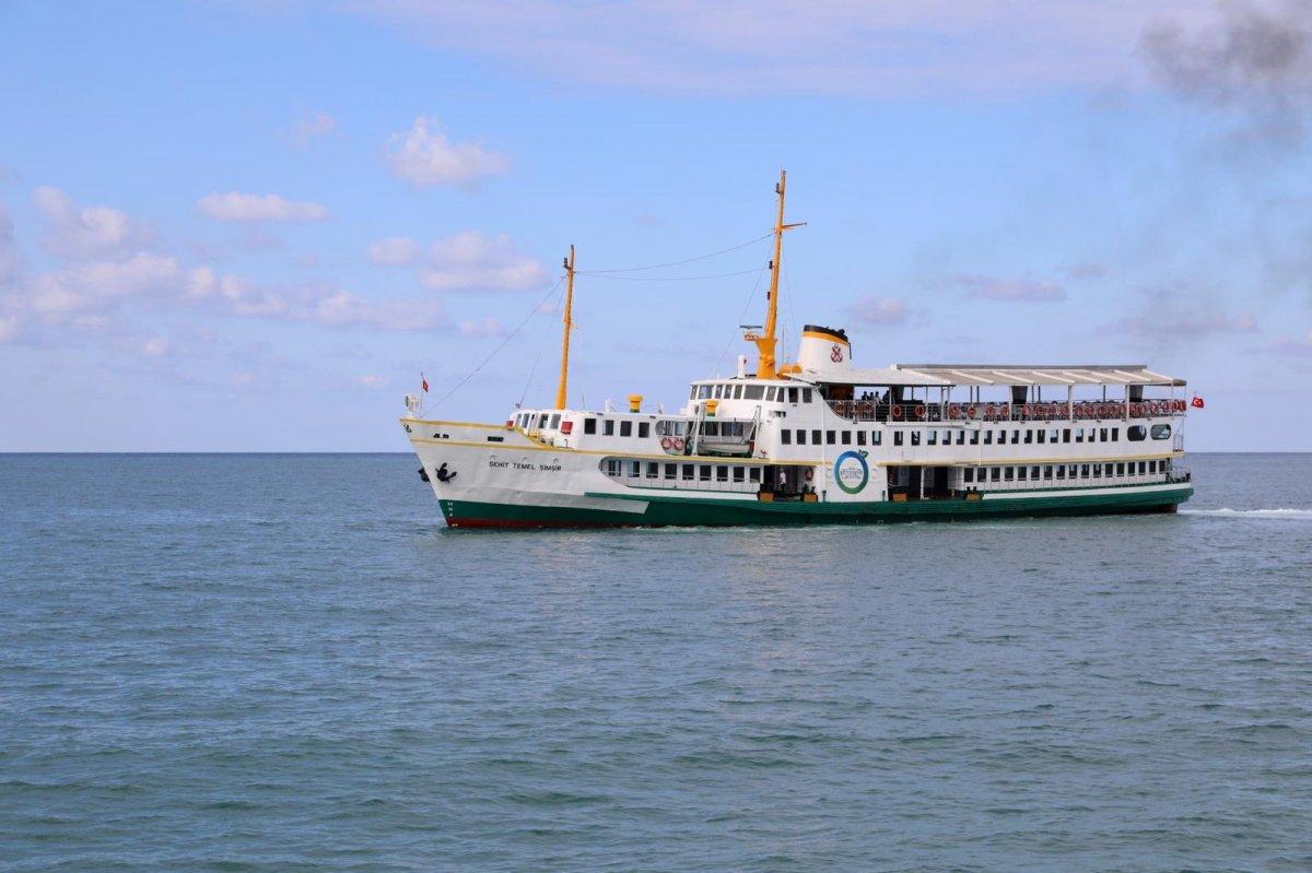 Ordu'da emekli kaptan Ahmet Bebek, kaptanlığını yaptığı gemiyi her seferinde selamlıyor