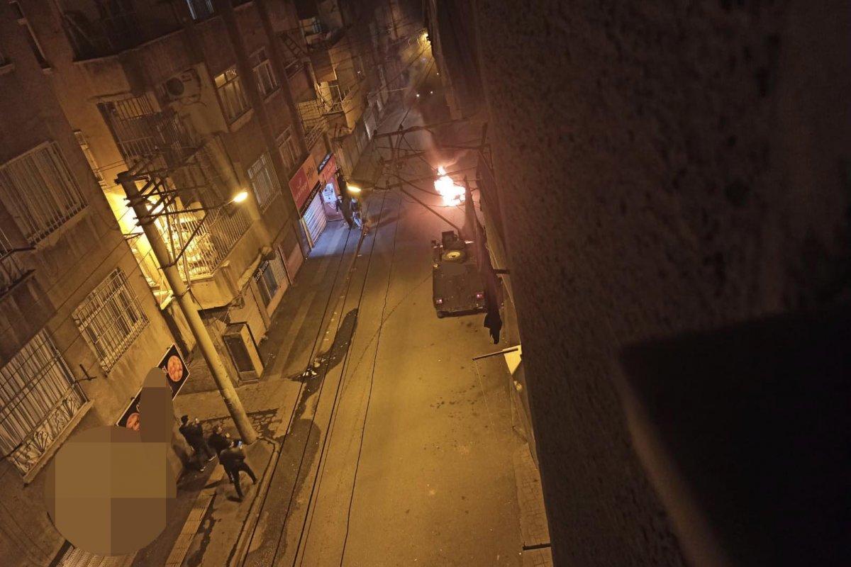 Diyarbakır'da kısıtlamayı ihlal eden grup, yol kesip lastik yaktı