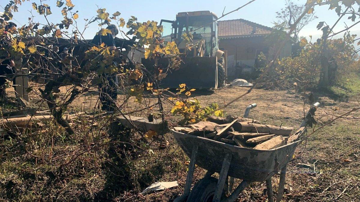 Manisa'da odun toplamak isterken kepçenin altında kalıp, öldü