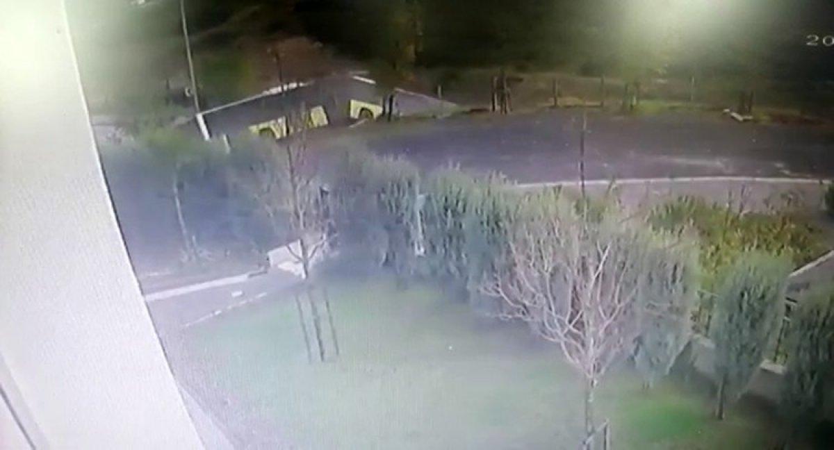 Kayaşehir'de yoldan çıkan İETT otobüsü yol kenarındaki boş araziye uçtu