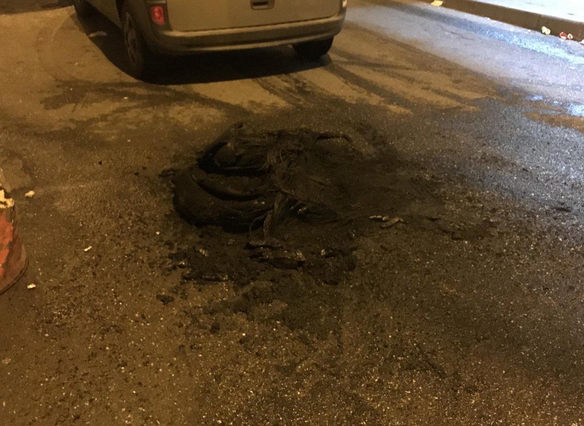 Diyarbakır'da kısıtlamayı ihlal eden grup, yol kesip lastik yaktı