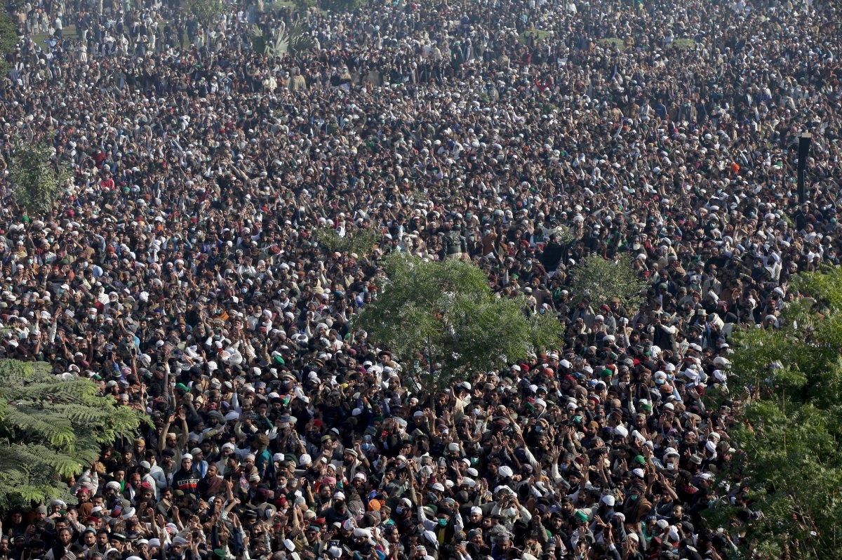 Pakistan'da koronavirüse rağmen on binlerin katıldığı cenaze töreni