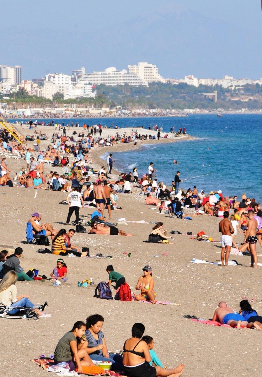 Konyaaltı Sahili kısıtlamanın ardından doldu, taştı