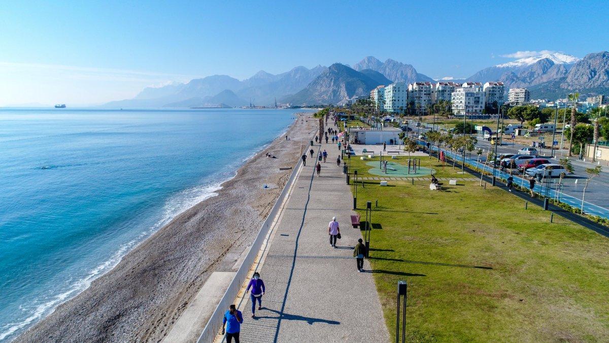 Konyaaltı Sahili kısıtlamanın ardından doldu, taştı
