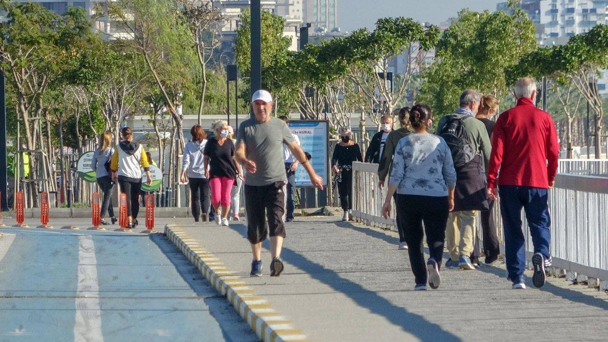 Konyaaltı Sahili kısıtlamanın ardından doldu, taştı