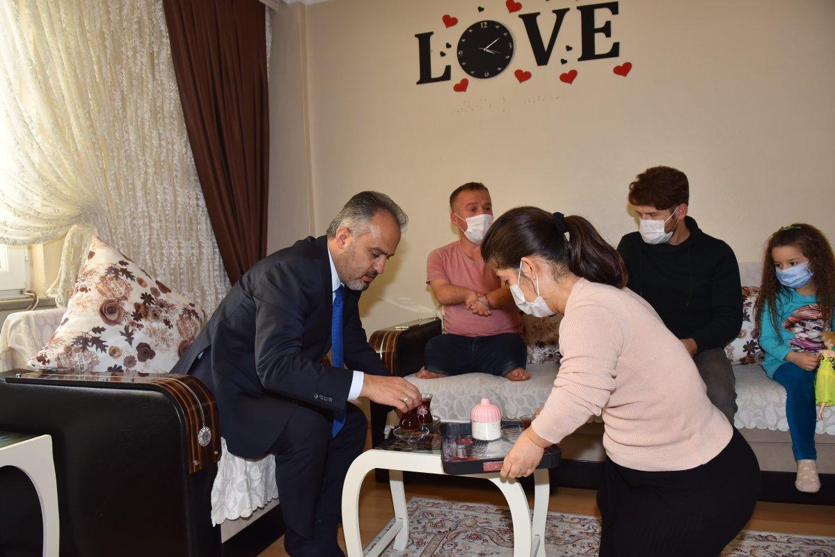 Bursa'da cüce çiftin yüzünü Başkan Alinur Aktaş güldürdü