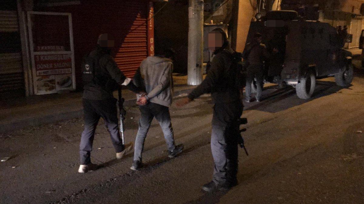 Diyarbakır'da kısıtlamayı ihlal eden grup, yol kesip lastik yaktı