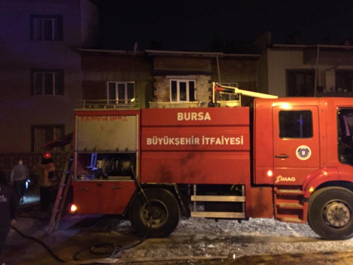 Bursa'da itfaiye eri yangında yaralandı, mahalleli virüse rağmen sokağa döküldü