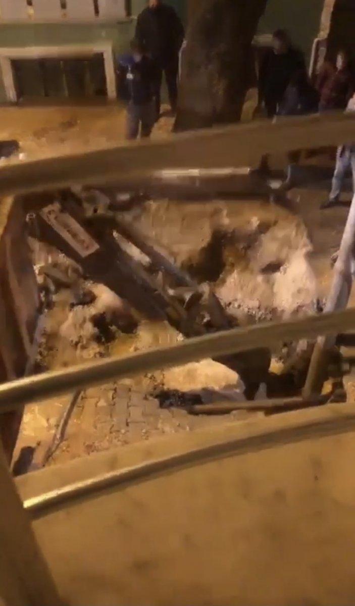 Bursa'da su borusu patlayınca yol çöktü