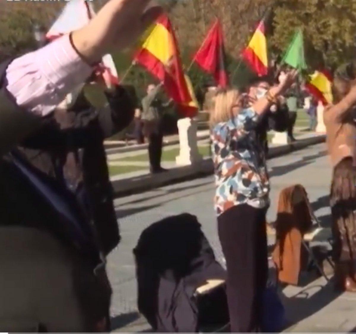 İspanya'da diktatör Franco Nazi selamıyla anıldı