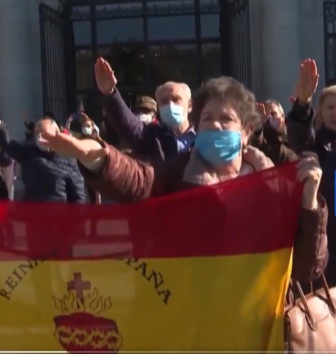 İspanya'da diktatör Franco Nazi selamıyla anıldı