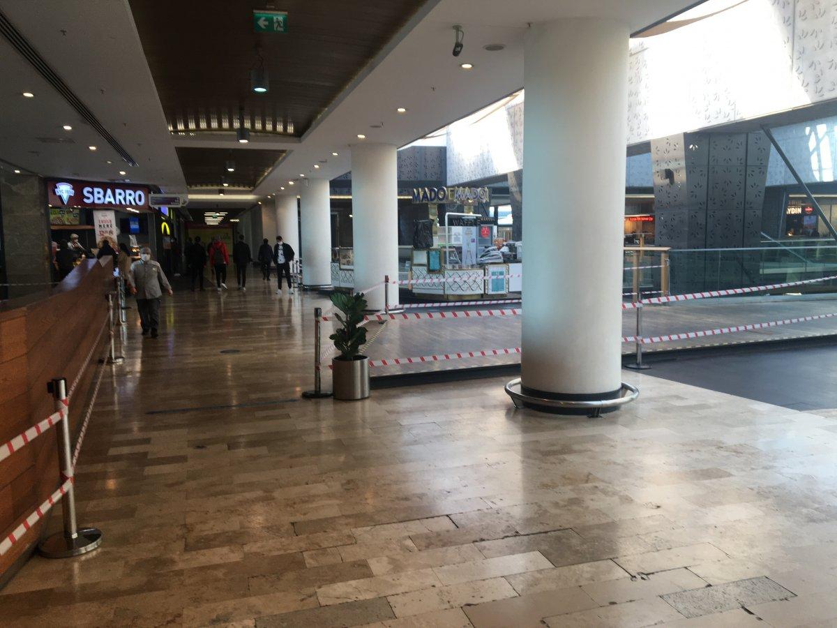 AVM'de yerde yemek yiyenler için tedbir alındı