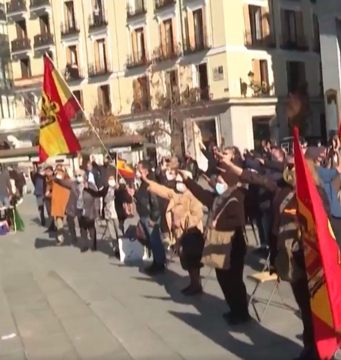 İspanya'da diktatör Franco Nazi selamıyla anıldı