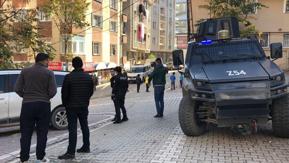 Esenyurt'ta park halindeki aracın kundaklanma anı