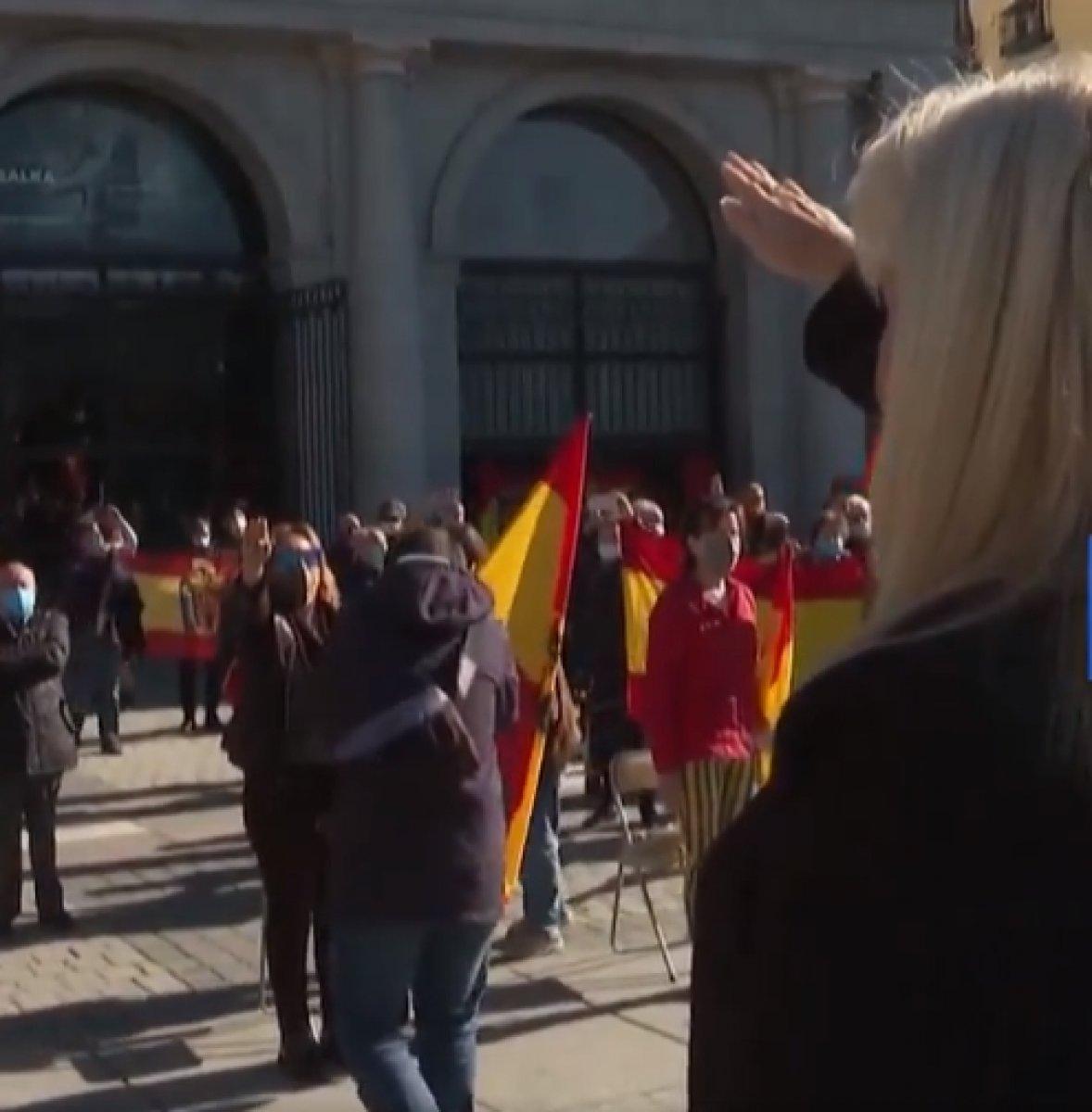 İspanya'da diktatör Franco Nazi selamıyla anıldı