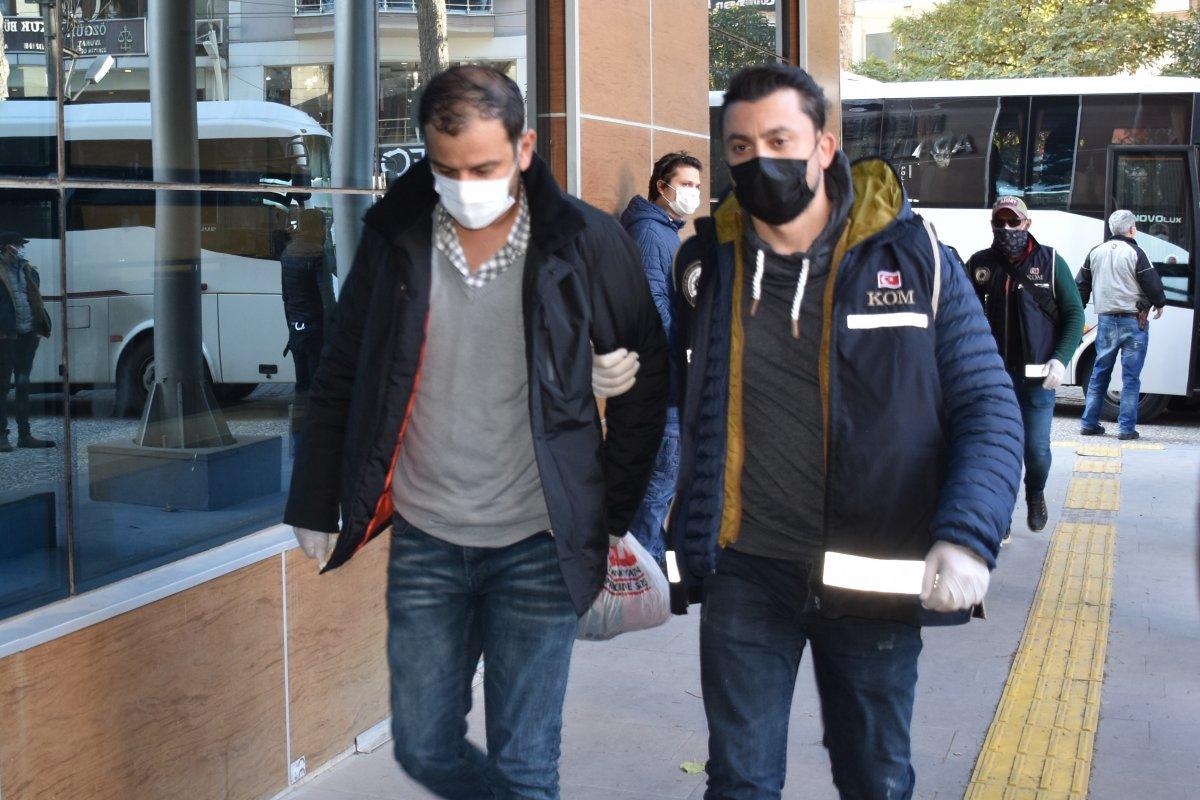 Menemen Belediye Başkanı'yla birlikte gözaltına alınan 23 şüpheli adliyede
