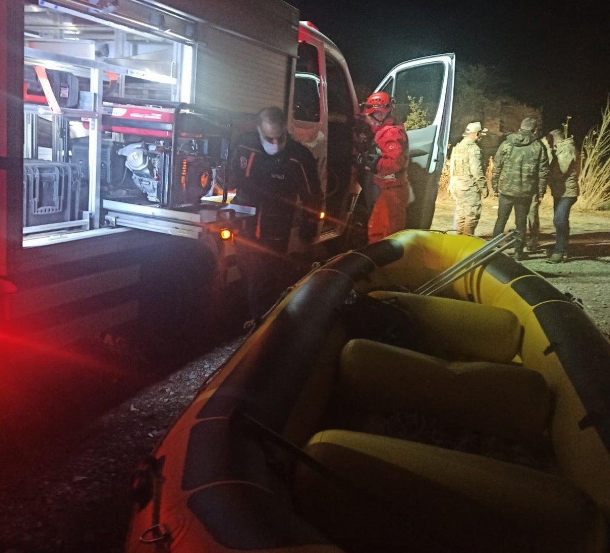 Bingöl'de baraja düşen otomobilin şoförü kayboldu