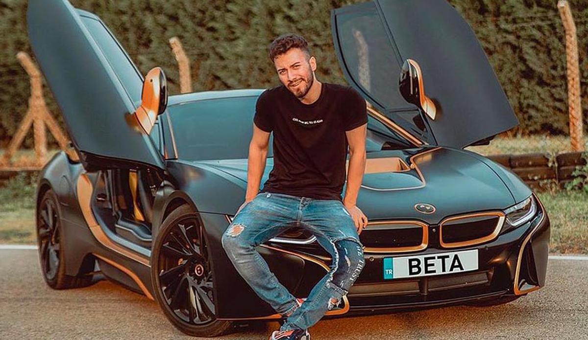 Hayranlarına kötü haber! Aracıyla takla atan Enes Batur'un sağlık durumu nasıl? Arabasının son hali..