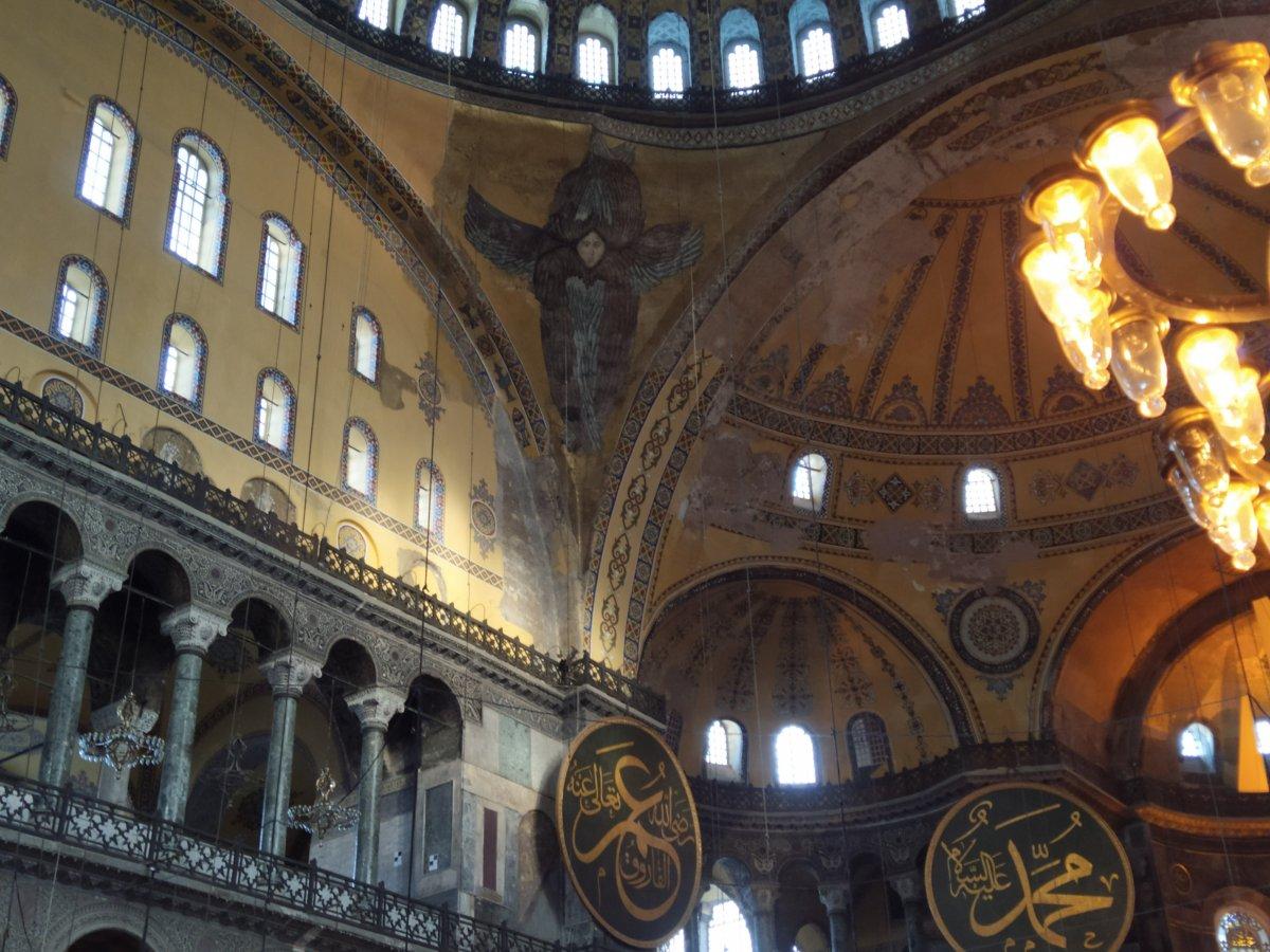 Ayasofya Camii'nde bulunan iskelenin sökülmesiyle melek figürleri ortaya çıktı