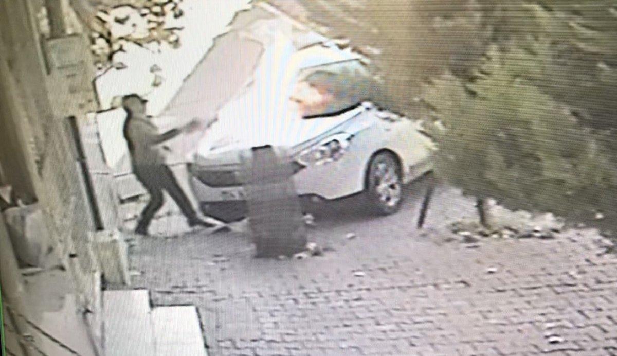 Esenyurt'ta park halindeki aracın kundaklanma anı