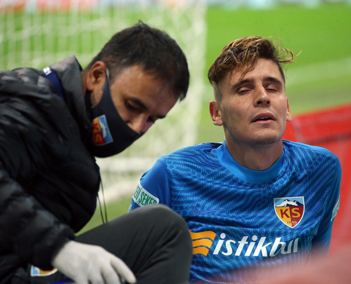 Sakatlanan Lung gözyaşlarına hakim olamadı