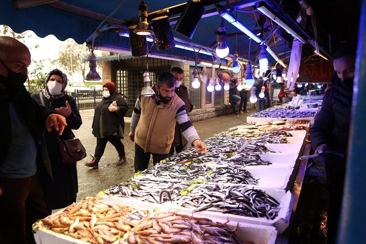 Karadeniz'de hamsi bolluğu, yüzleri güldürdü