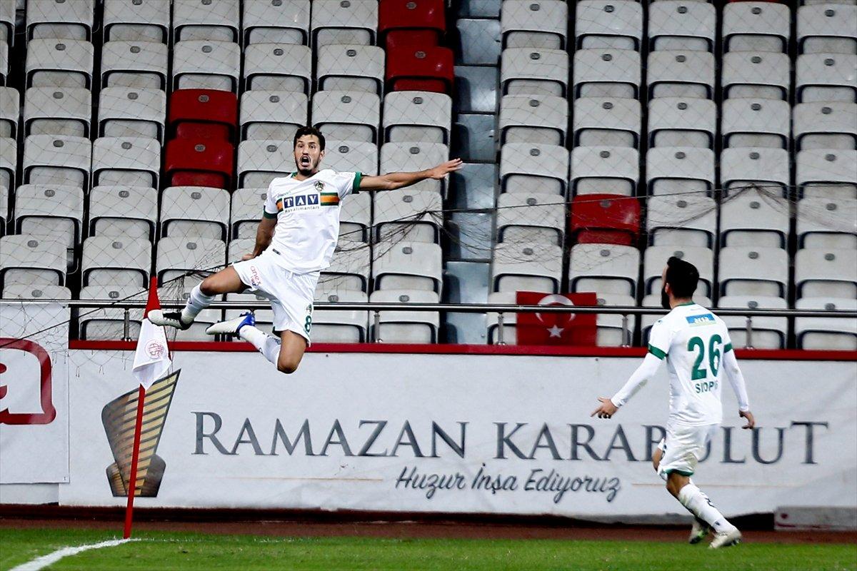 Salih Uçan, ilk maçında Ersun Yanal'ı üzdü