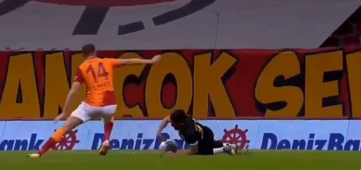 Muğdat kırmızı kart görüp penaltı yaptırdı sosyal medya karıştı